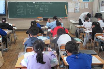 児童が真剣に考えている様子
