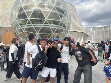 パビリオン前で