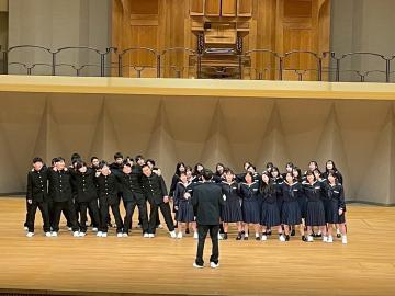校歌を歌う1組