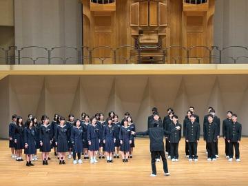 校歌を歌う4組