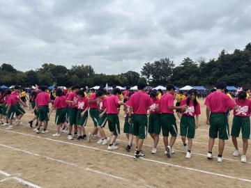 体育祭でのフォークダンスの様子