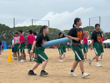 体育祭の障害物競走の様子