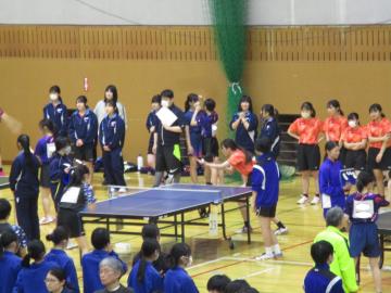 女子卓球の試合の様子