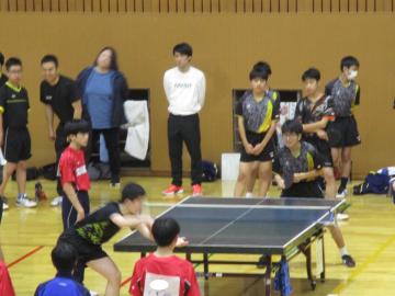 男子卓球の試合の様子