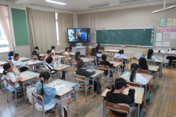 2年生図画工作の授業の様子