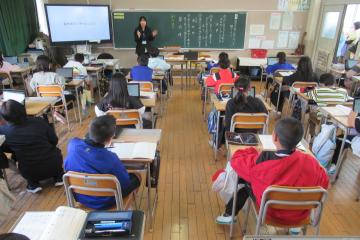 5年生が漢字について学習している様子