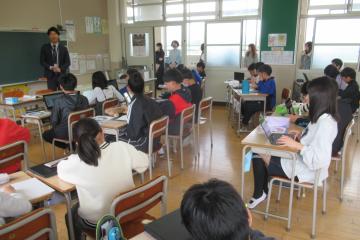 6年生が理科の学習に取り組んでいる様子