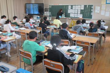 4年生が漢字辞典を使って学習している様子
