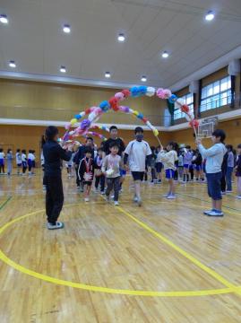 1年生と6年生が手をつないで入場している
