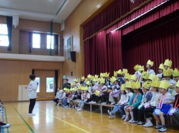 6年生の代表がおわりの言葉を伝えている