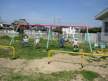 5歳児がブランコをしている様子