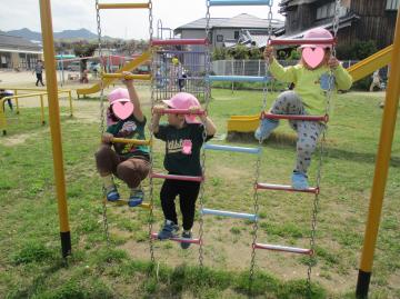 3歳児が遊具で遊んでいる様子