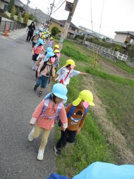 園外を園児がお散歩する様子
