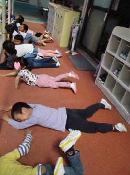 5歳児が園舎の廊下でこいのぼりになって遊ぶ様子