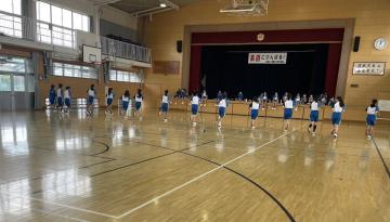 体育館でシャトルランをしている生徒の様子