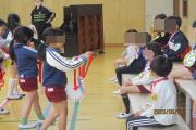 2年生がプレゼントを1年生に渡す様子