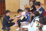 5年生が1年生にインタビューを行う様子