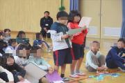 4年生が出し物をする様子