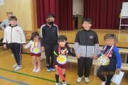 1年・6年が記念写真で楽しそうな様子