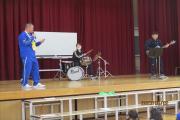 職員がバンドを組み楽器を奏でる様子