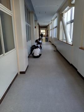 廊下で座る生徒の様子