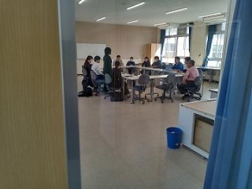 会議室での実習生との打ち合わせの様子