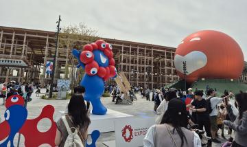 入場ゲート付近のモニュメント