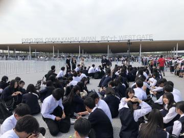 入場ゲート手前で入場時間を待つ生徒