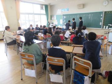 屋内スポーツクラブの計画を話し合う子どもたち