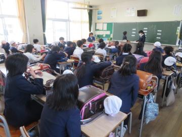 室内あそびクラブの計画を立てる子どもたち