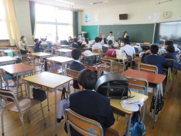 屋外スポーツクラブの計画を立てる子どもたち