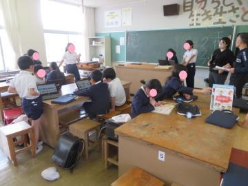 工作クラブの計画を立てる子どもたち