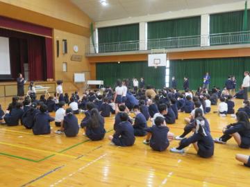 タイピング検定初段達成者を紹介するようす