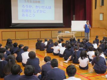 5月の生活目標について話す先生