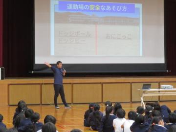 運動場の安全な遊び方について話す先生