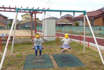 ブランコで遊ぶ園児