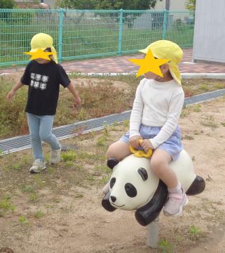 パンダに乗る園児