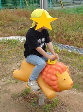 ライオンにのる園児