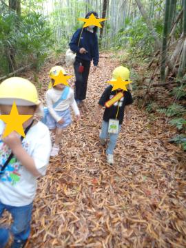 竹林を通る園児