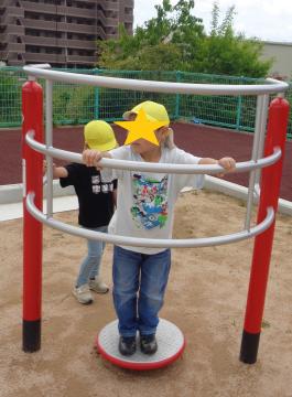 腰をひねる道具にのる園児