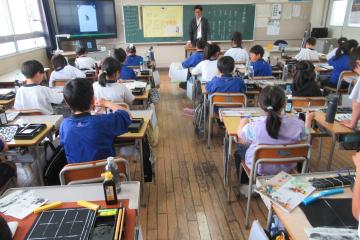 4年生が毛筆の基本について学んでいる様子