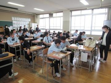 教室内での1年生授業参観の様子