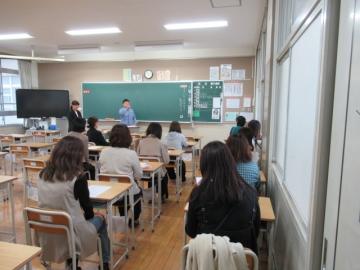 教室での部活動懇談会の様子
