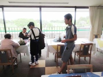 レストランで接客中
