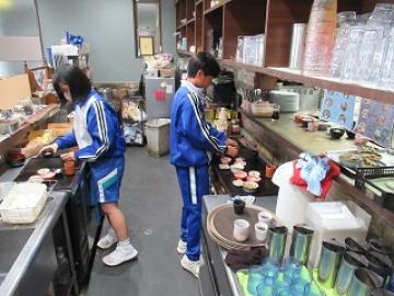 カフェの厨房で配膳中