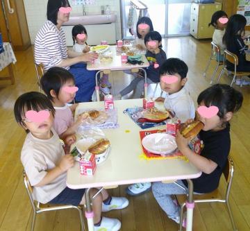室内での3歳児の初めてのパン給食の風景