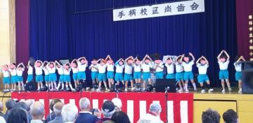 4歳児と5歳児が尚歯会に出演し、室内でダンスをしている写真