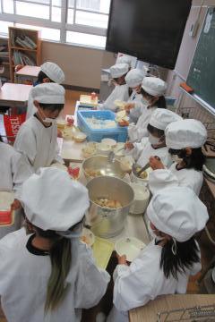 1年2組給食当番の活動の様子