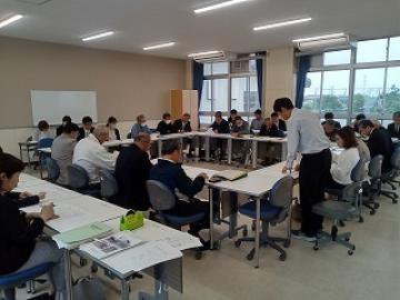地域の人と教師で学校のことを話し合う様子