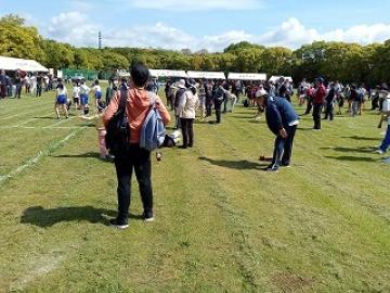 町の運動会のラジオ体操の様子